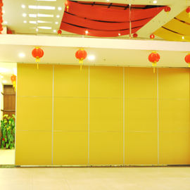 Muri divisori mobili gialli, auditorium dell'hotel che fa scorrere le porte pieganti della divisione