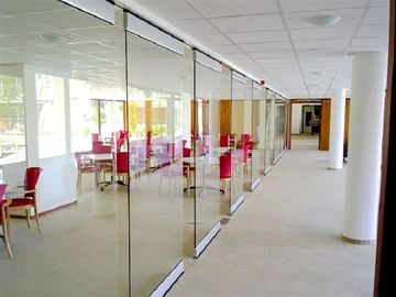 12 millimetri di vetro trasparente di spessore che fa scorrere i muri divisori per auditorium