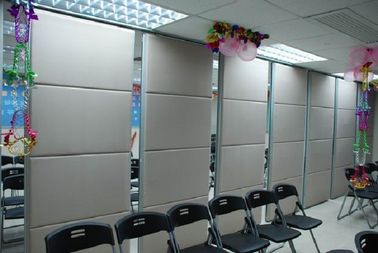 Piegatura facile dell'installazione di economia di spazio e muri divisori insonorizzati operabili per la sala riunioni