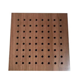 La parete di legno perforata dei pannelli acustici dell'isolamento acustico si imbarca su dell'interno