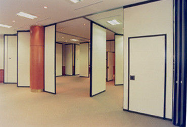 Pavimento dell'ufficio al muro divisorio mobile del soffitto per la sala riunioni