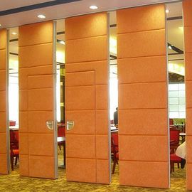 Muri divisori pieganti scorrevoli insonorizzati di legno mobili per l'hotel un'altezza dei 2 tester