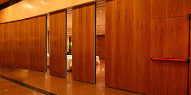Muri divisori pieganti scorrevoli insonorizzati di legno mobili per l'hotel un'altezza dei 2 tester