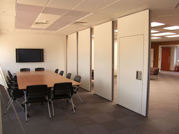 La parete smontabile dell'ufficio divide i mura di separazione mobili della stanza dell'ufficio con le porte