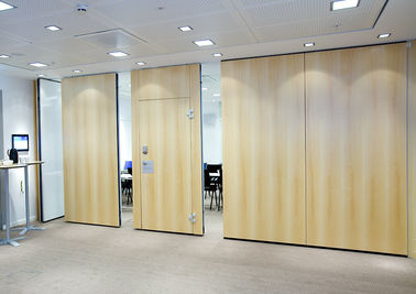 Superficie di legno che piega i muri divisori operabili per l'ufficio con i portelli scorrevoli