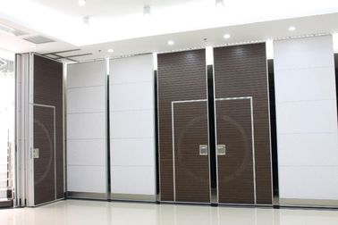 Muri divisori pieganti della mobilia commerciale per la sala riunioni un'altezza di 6 m.