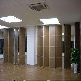 Porta a battenti pieghevole che fa scorrere i pannelli di legno che piegano le divisioni del pannello di parete per la sala riunioni dell'ufficio