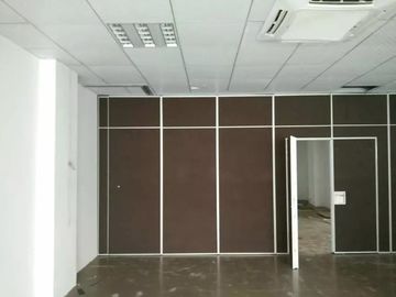 Ufficio del fono assorbente che fa scorrere il muro di separazione acustico della stanza con la struttura di alluminio