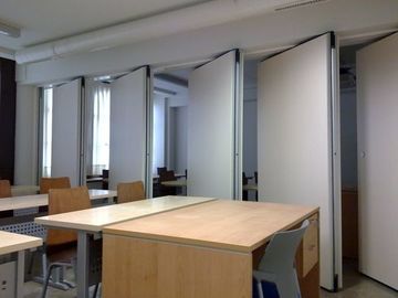 Bene mobile della sala riunioni che fa scorrere i muri divisori dell'ufficio con la struttura di alluminio