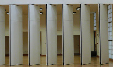 Bene mobile della sala riunioni che fa scorrere i muri divisori dell'ufficio con la struttura di alluminio