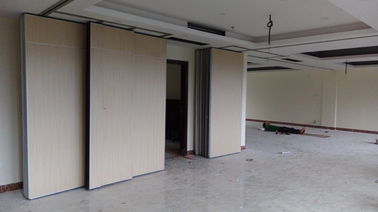 Soffitto di legno su ordinazione per pavimentare i muri divisori per le sale d'esposizione/ufficio