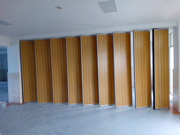 Pannelli per soffitti scorrevoli decorativi isolati, muro divisorio di legno della sala riunioni