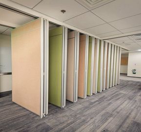 2 - 4 appesa e pavimenti superiori acustici dei muri divisori dell'ufficio di altezza dei tester con le guarnizioni del vinile