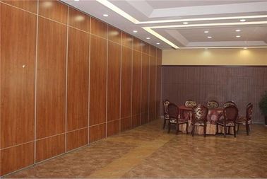 2 - 4 appesa e pavimenti superiori acustici dei muri divisori dell'ufficio di altezza dei tester con le guarnizioni del vinile
