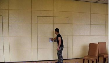 Divisioni del fono assorbente dell'aula, struttura di alluminio che fa scorrere i divisori pieganti della parete