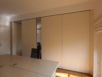 Sala delle riunioni che fa scorrere i muri divisori/che appende le pareti mobili acustiche del sistema