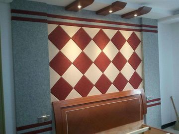 Pulisca i pannelli con una spugna sani acustici d'installazione facili dei soffitti delle pareti per il cinema/l'aula del tribunale