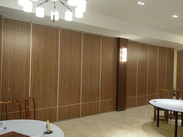 Ufficio di legno materiale del fono assorbente che fa scorrere i muri divisori per sala per conferenze