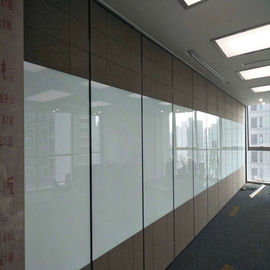 Bene mobile di Designers Company che fa scorrere il muro divisorio insonorizzato per la sala riunioni dell'ufficio