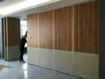 Soffitto mobile dei muri divisori dell'aula che fa scorrere pista di alluminio