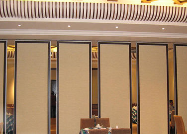 Materiale fonoassorbente che fa scorrere i muri divisori per la stanza di banchetto e la stanza dell'ufficio