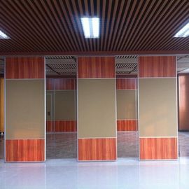 Muro divisorio insonorizzato di piegatura dello studio moderno di ballo con la porta del passaggio