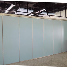 Muro divisorio insonorizzato di piegatura dello studio moderno di ballo con la porta del passaggio