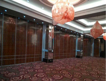 Divisori interni pieganti dei portelli scorrevoli dei muri divisori della larga scala per il banchetto Corridoio