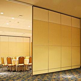 Muri divisori pieganti della sala riunioni con il passaggio attraverso la porta Access
