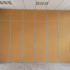 Muri divisori pieganti della sala riunioni con il passaggio attraverso la porta Access