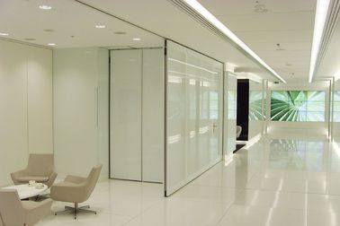 Esterno ed interno che fanno scorrere le pareti pieganti del divisore in vetro per l'ufficio/fabbrica