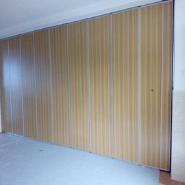 La porta piegante insonorizzata su misura del divisorio muri divisori da 85 millimetri per l'hotel banquet Corridoio