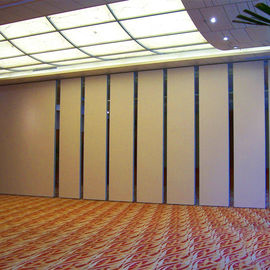 La parete acustica del centro espositivo divide le pareti mobili insonorizzate