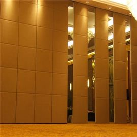 Muro divisorio piegante scorrevole insonorizzato mobile su misura per sala delle riunioni