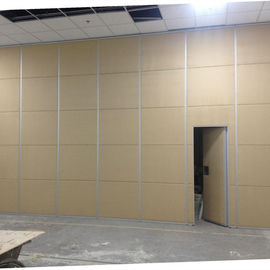 Muri divisori mobili dell'auditorium, interno insonorizzato che fa scorrere i divisori