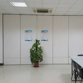 Scivolamento della porta mobile operabile piegante dei muri divisori affinchè ufficio dividano stanza