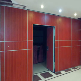 Muri divisori mobili operabili per la funzione Corridoio/aula della chiesa