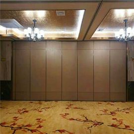 Sala delle riunioni che fa scorrere i muri divisori/che appende le pareti mobili acustiche del sistema