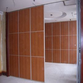 Il fono assorbente dell'ufficio dell'hotel divide le divisioni mobili della parete della sala riunioni di conferenza