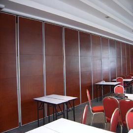 Il fono assorbente del ristorante divide le pareti mobili di alluminio della stanza di banchetto