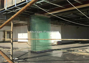 La parete piegante del divisore in vetro della stanza di manifestazione di mostra del Pakistan nell'ambito di una trave di acciaio installa