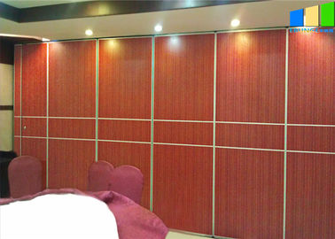La sala riunioni dell'ufficio del fono assorbente riveste il muro divisorio di pannelli scorrevole materiale di legno di spessore di 65mm