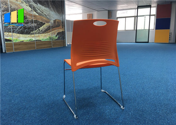 La sedia di plastica dell'ospite dell'ufficio del polipropilene ha personalizzato le sedie di formazione accatastabili