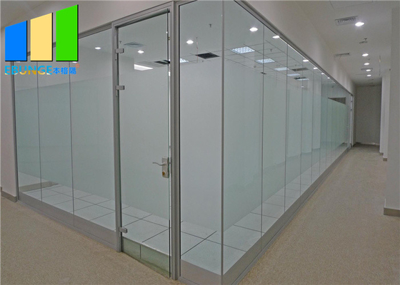 Muro divisorio di vetro di alluminio dell'ufficio con i ciechi e la porta a battente magnetici