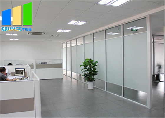 Muro divisorio di vetro di alluminio dell'ufficio con i ciechi e la porta a battente magnetici