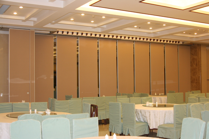 Muri divisori mobili di piegatura di legno insonorizzata per l'ufficio/l'auditorium