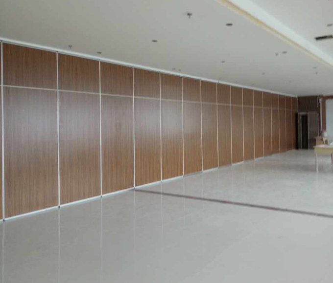 Auditorium che fa scorrere il muro divisorio con la struttura di alluminio/divisorio acustico