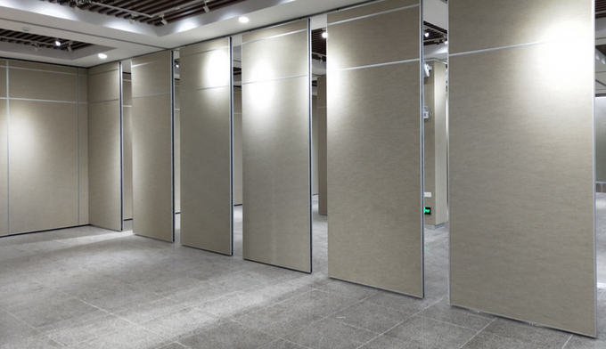 Auditorium che fa scorrere il muro divisorio con la struttura di alluminio/divisorio acustico