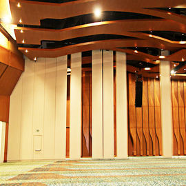 Muri divisori pieganti di legno interni della sala con la struttura di alluminio