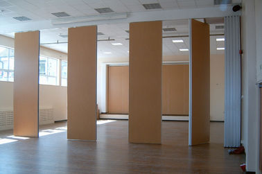 L'interno della sala ha decorato i muri divisori mobili di legno/che fanno scorrere i divisori